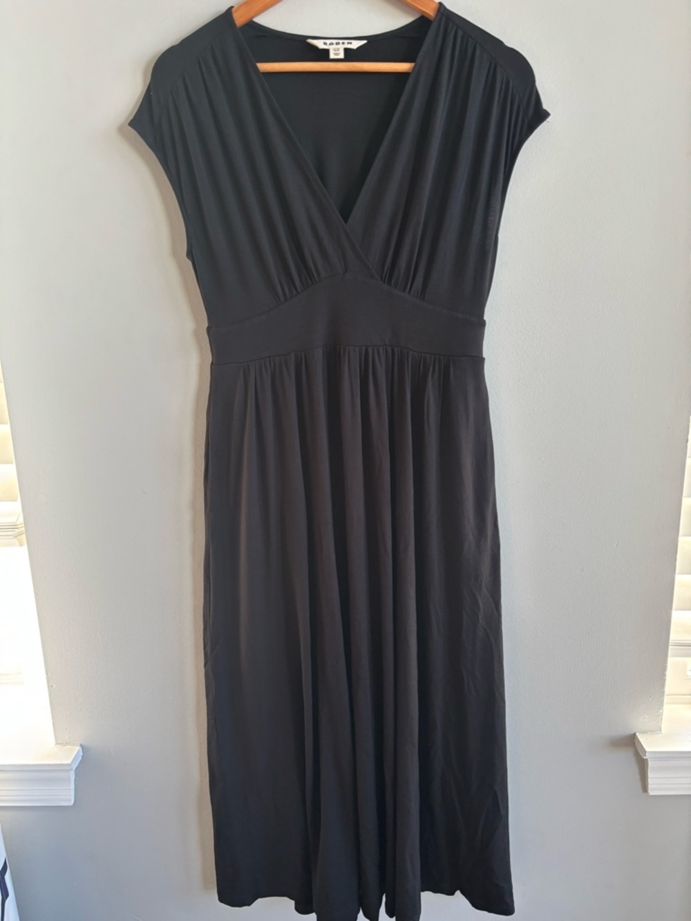 boden v neck jersey maxi dress Black cap sleeves v-neck 6P petite summer26_drop3